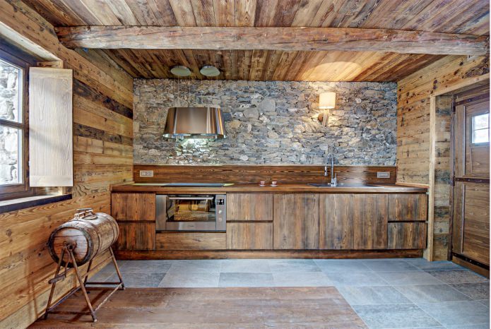 Interni di una casa di campagna in stile chalet alpino