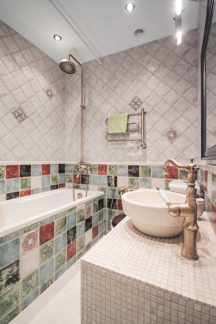 ristrutturazione del bagno in un appartamento bilocale in stile provenzale a Krusciov