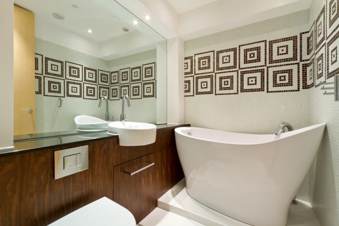 parete a specchio nel bagno