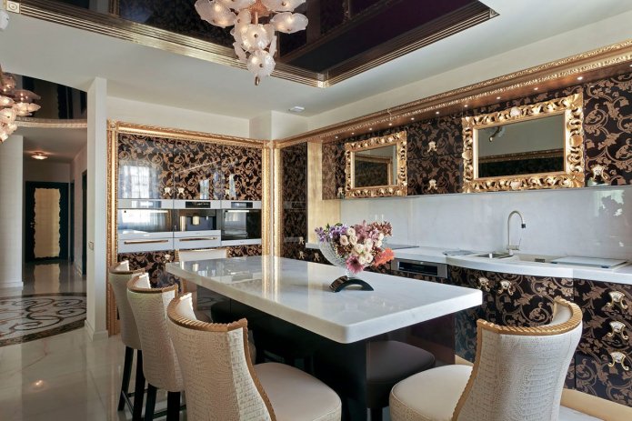 soffitto bianco e nero con finiture dorate