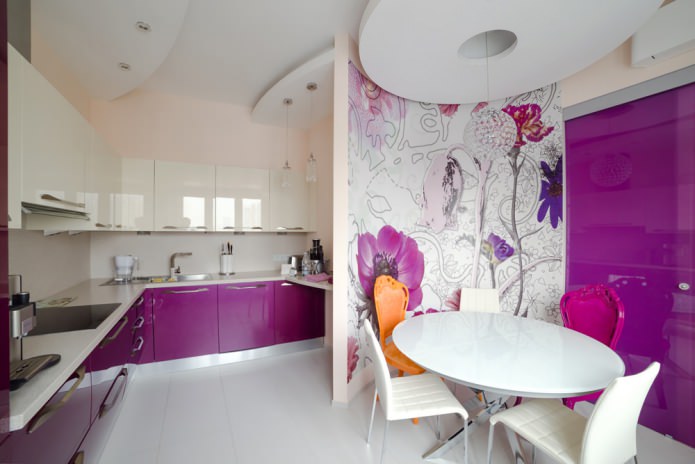 design della cucina nei toni del bianco e del viola