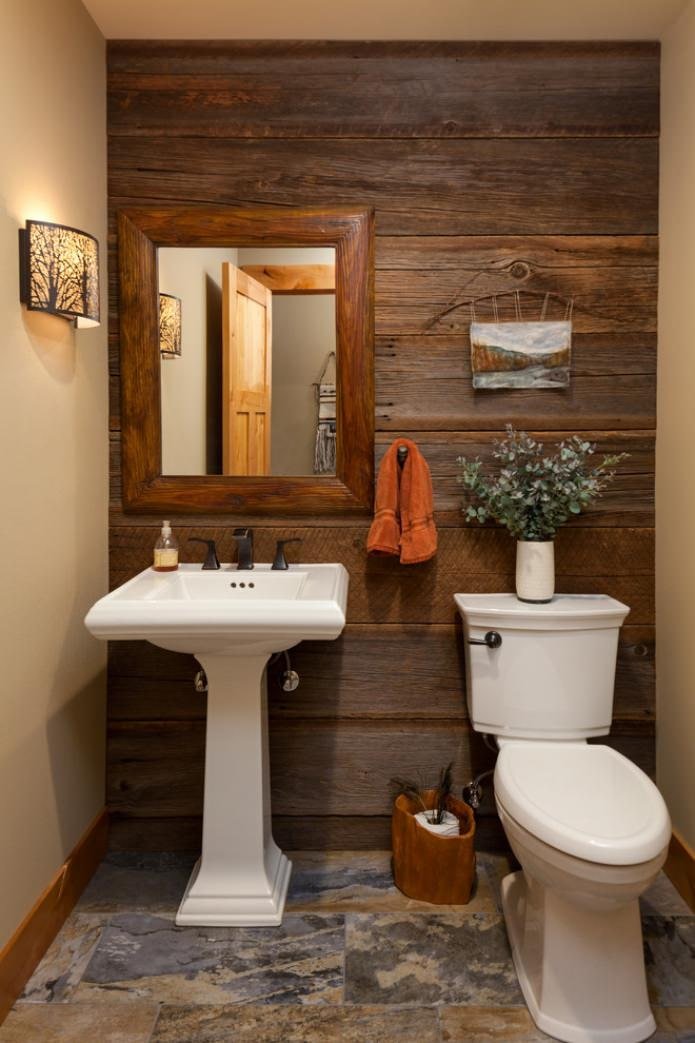 decorazione in legno della parete del bagno