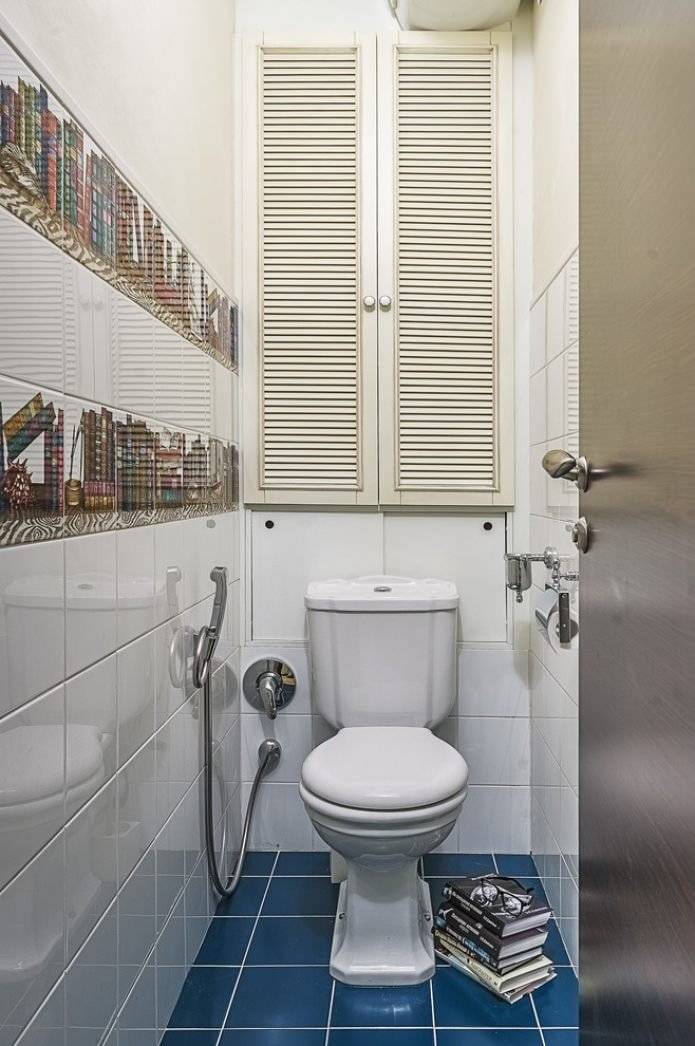 mobiletto dietro il WC all'interno del bagno