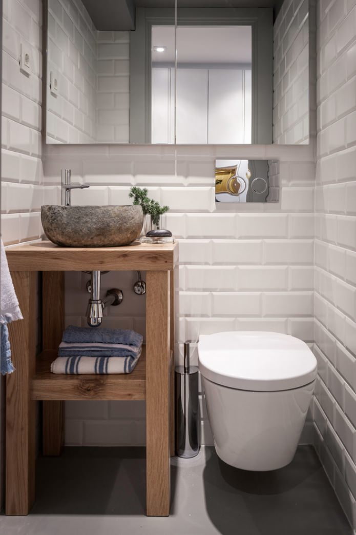 armadio all'interno di un piccolo bagno