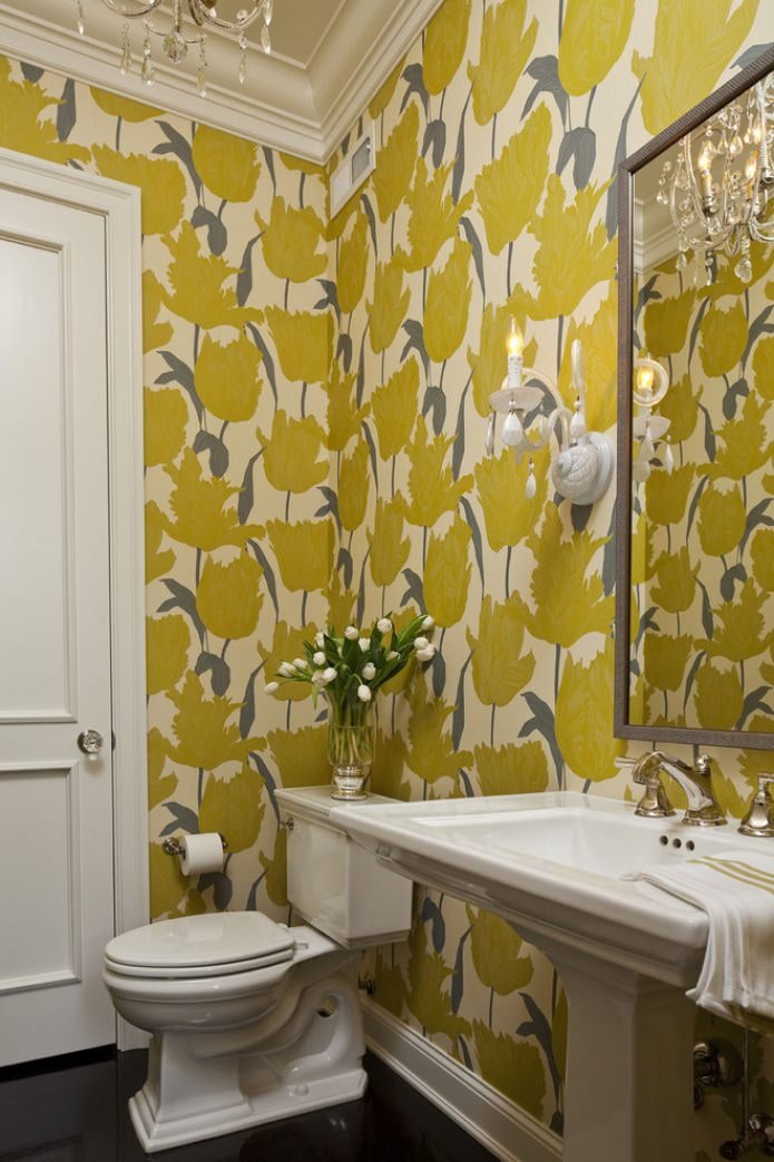 carta da parati gialla in bagno