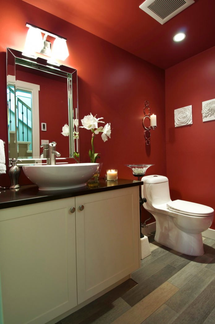 Rosso nell'arredamento del bagno