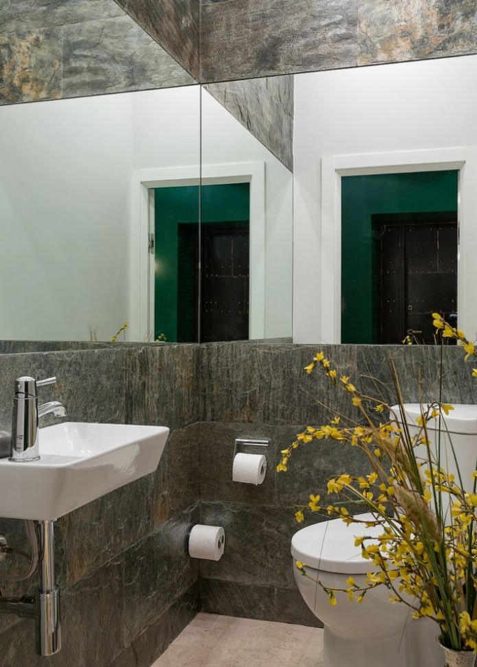 specchio nel bagno