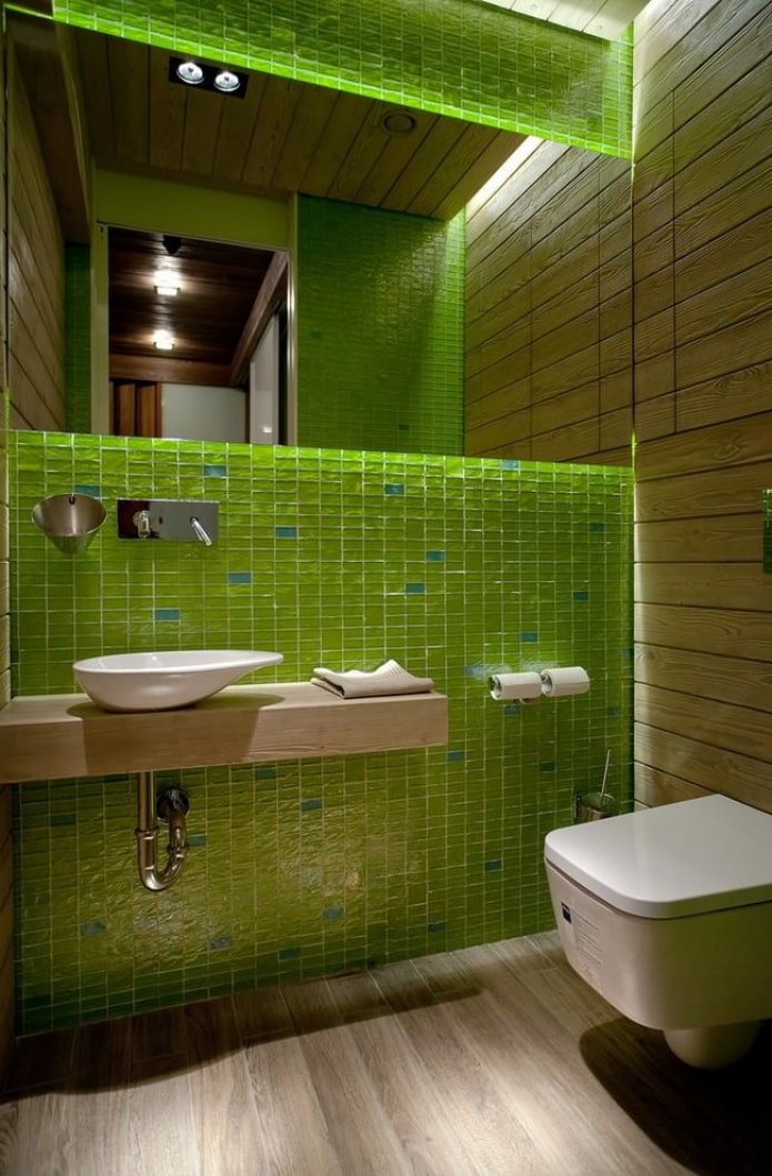 uno specchio in bagno