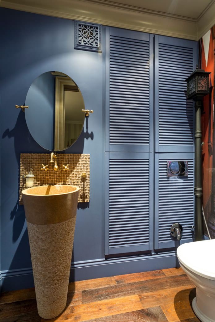mobiletto in una nicchia all'interno del water