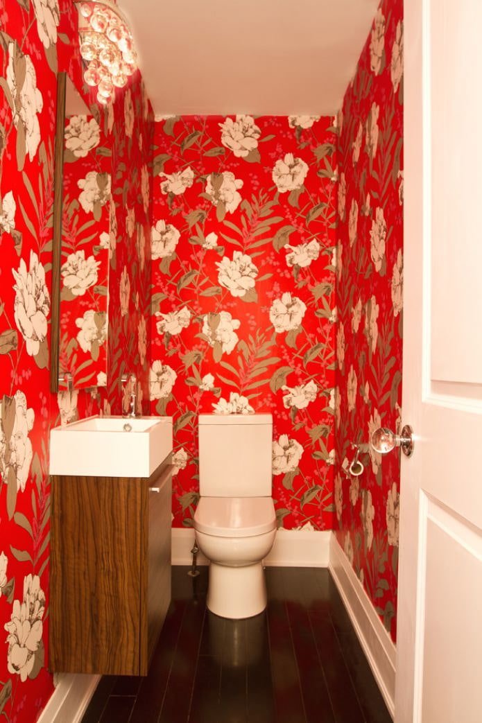 Carta da parati rossa nel WC
