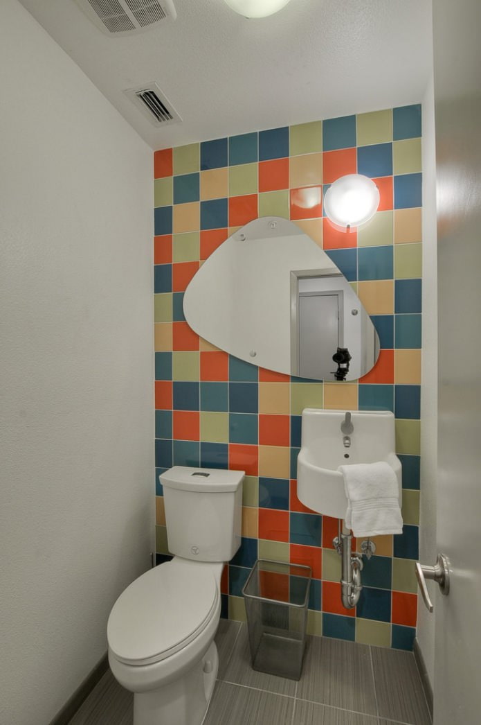 soffitto bianco in bagno