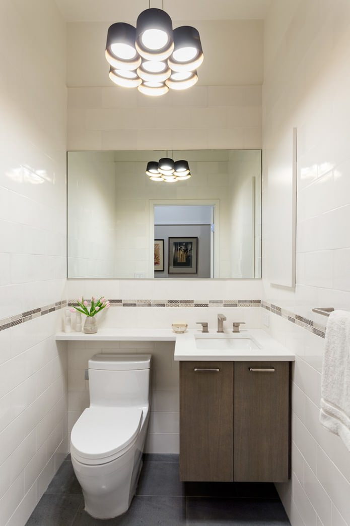 mobiletto laterale all'interno del bagno