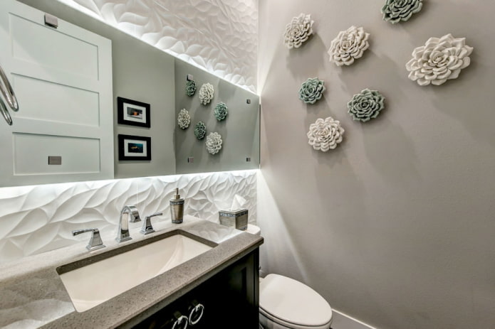 armadietto a specchio all'interno del bagno