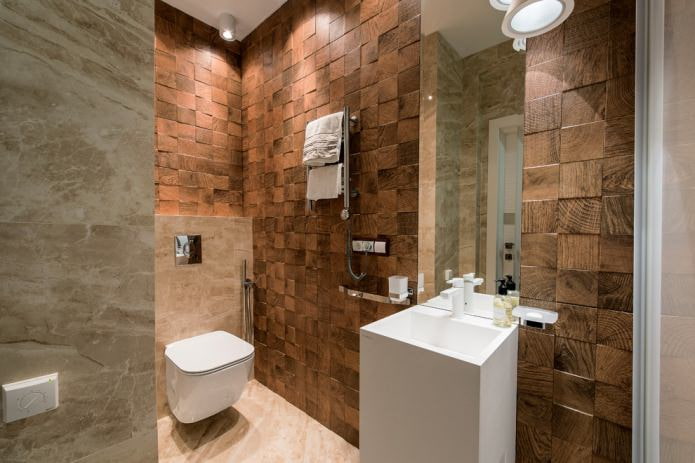 moderno piccolo bagno con finiture in legno