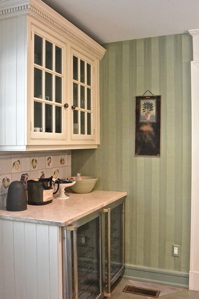 carta da parati a righe verdi in cucina