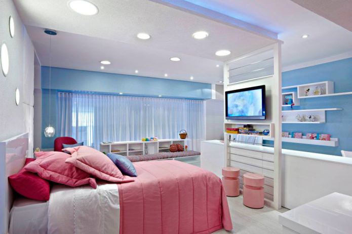 Interno rosa e blu di una cameretta per bambini
