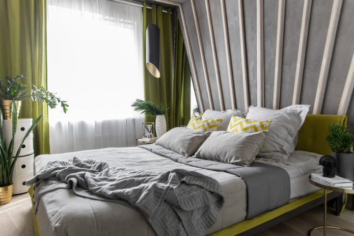 camera da letto con decorazioni verticali sulla parete