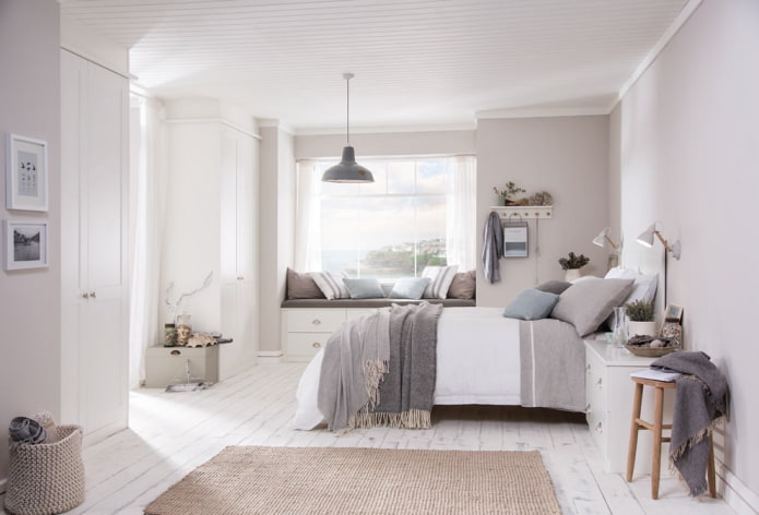 decorazione del soffitto in una camera da letto luminosa realizzata con doghe di legno