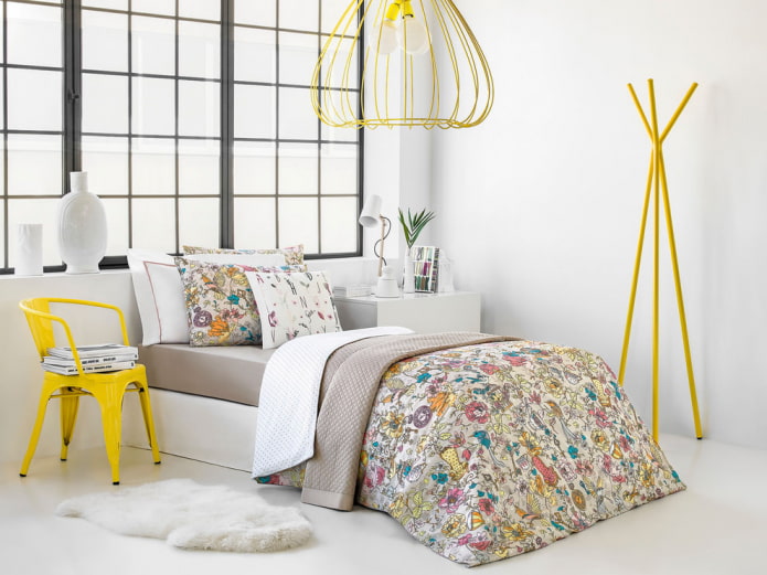 camera da letto bianca con accenti gialli