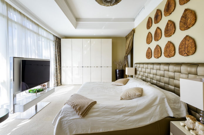 soffitto bianco in camera da letto