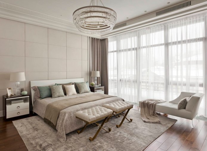 grande lampadario sul soffitto della camera da letto