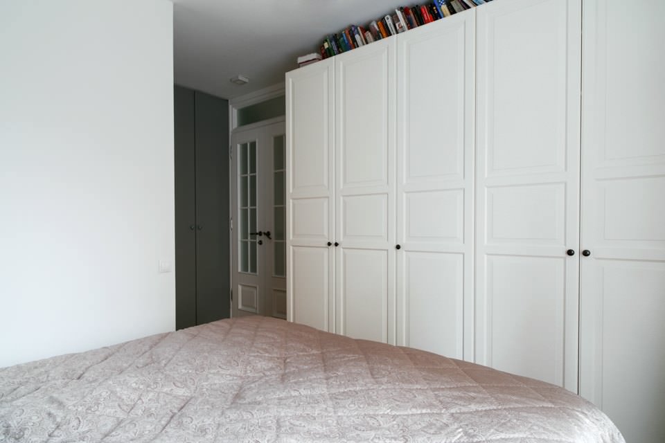 grande armadio nella camera da letto