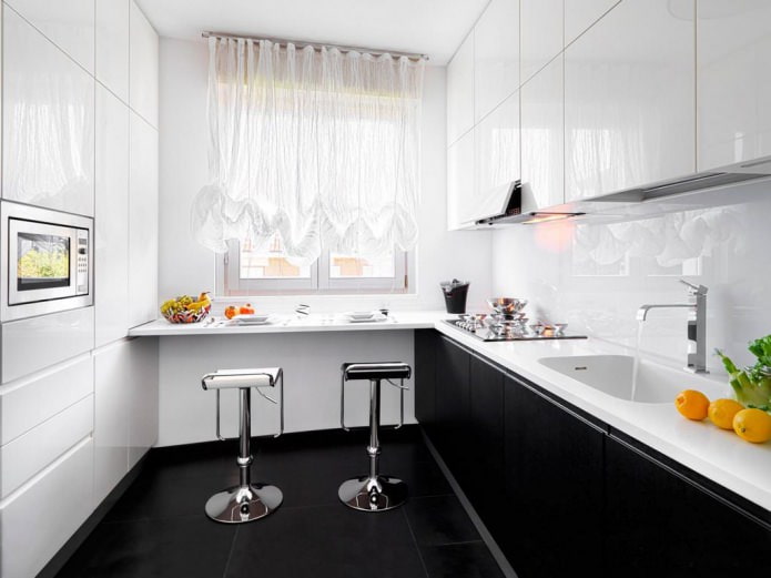 Interno cucina in bianco e nero