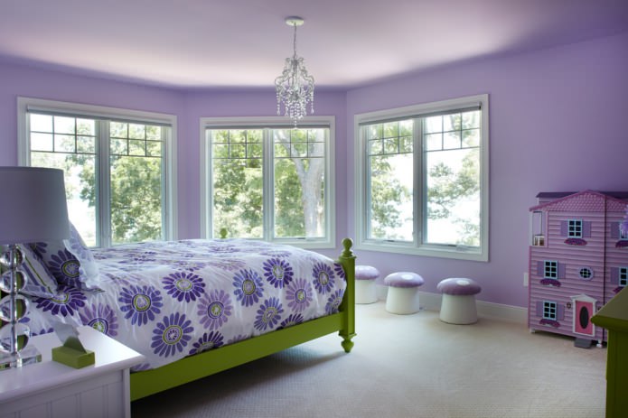 Verde e viola all'interno della camera da letto