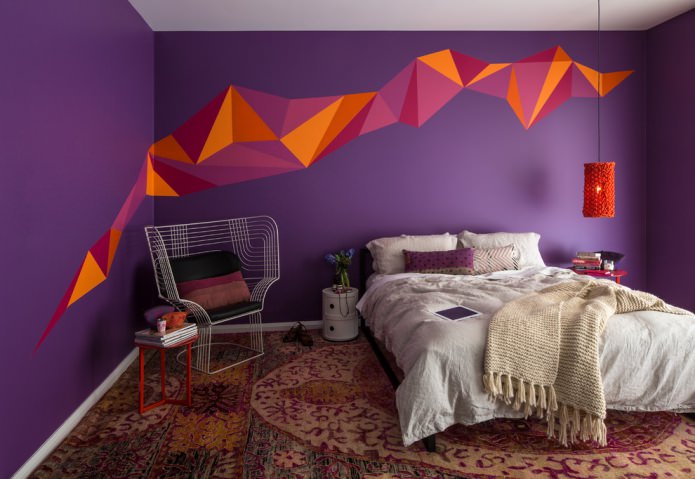 viola nella decorazione della camera da letto
