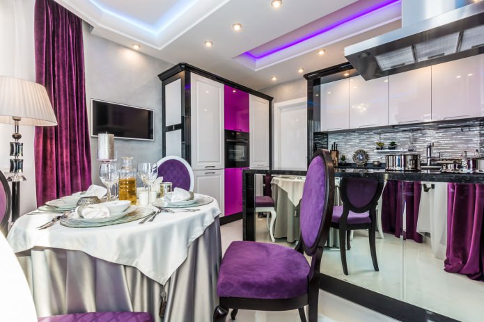 cucina nei toni del bianco e del viola con accenti neri