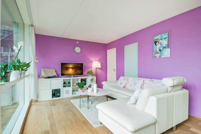 Bianco con viola nell'arredamento del soggiorno