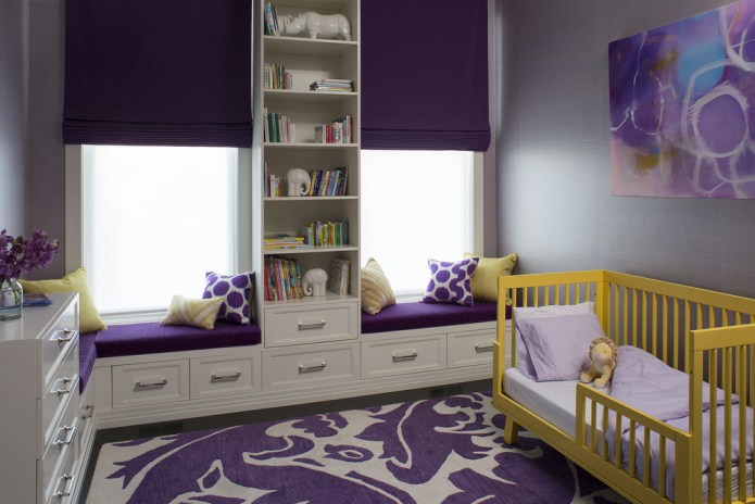 Interno giallo-viola di una cameretta per bambini