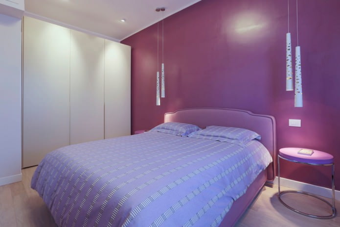 camera da letto minimalista nei toni del viola