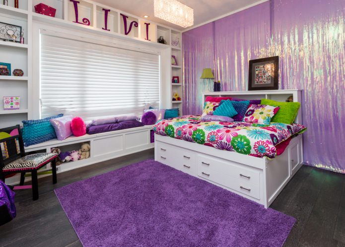Decorazione moderna della cameretta per bambini in viola
