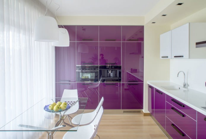 interno cucina con set viola