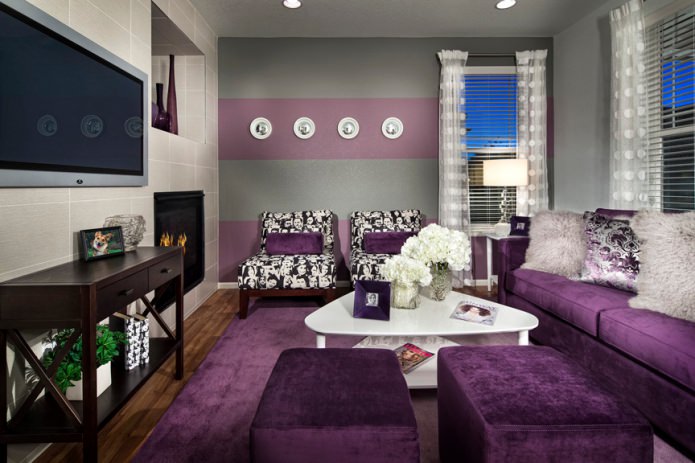 Interno del soggiorno grigio-viola