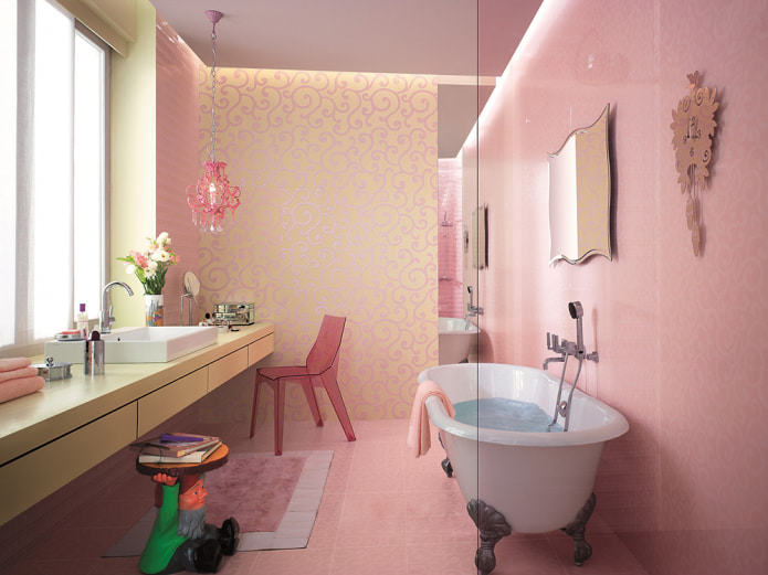 bagno con piastrelle rosa