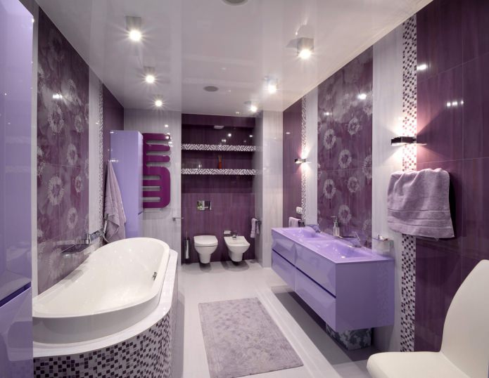interno bagno in stile moderno viola