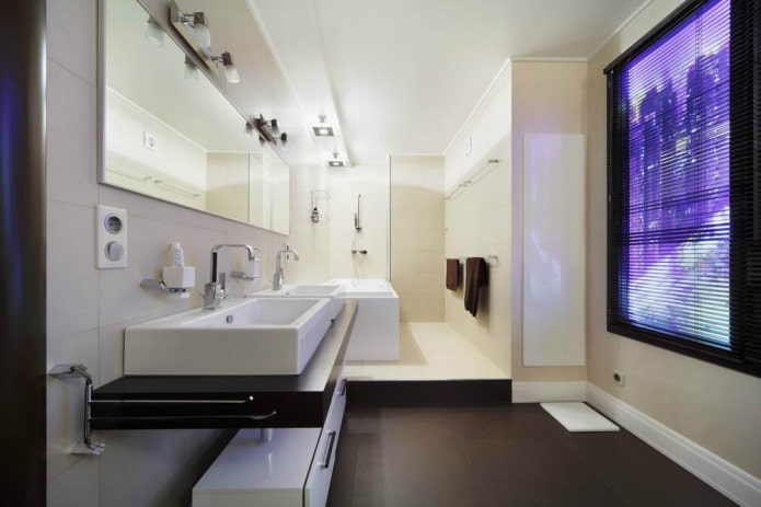 bagno in stile moderno con finta finestra