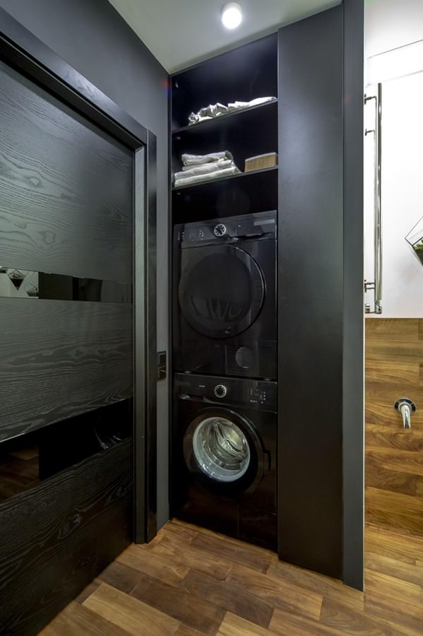interno del bagno moderno con lavatrice e asciugatrice