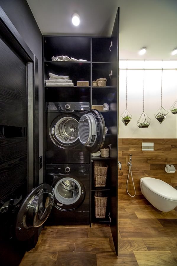 interno del bagno moderno con lavatrice e asciugatrice