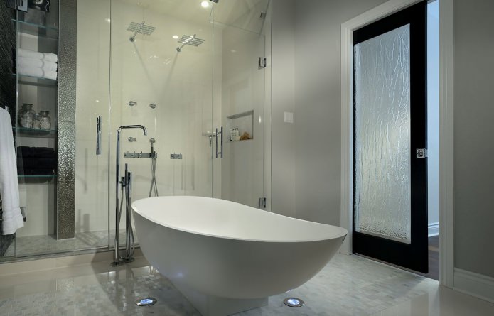 porta in vetro in un bagno moderno