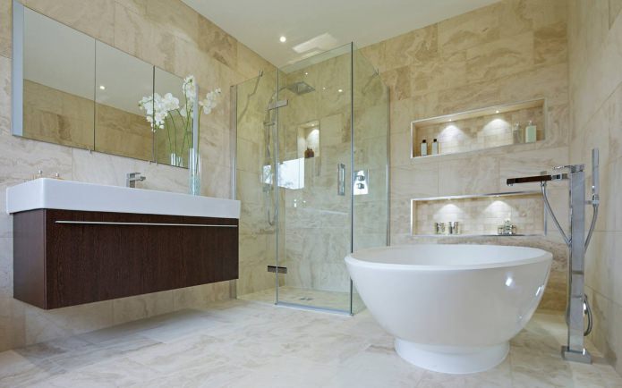 una vasca da bagno freestanding in stile moderno