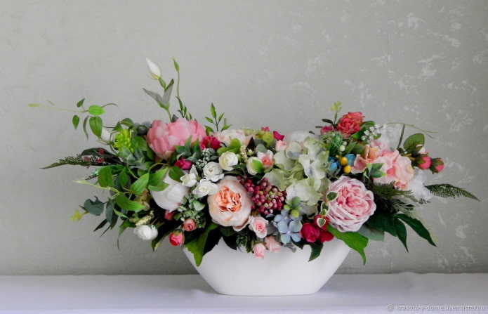 fiori di plastica in un vaso