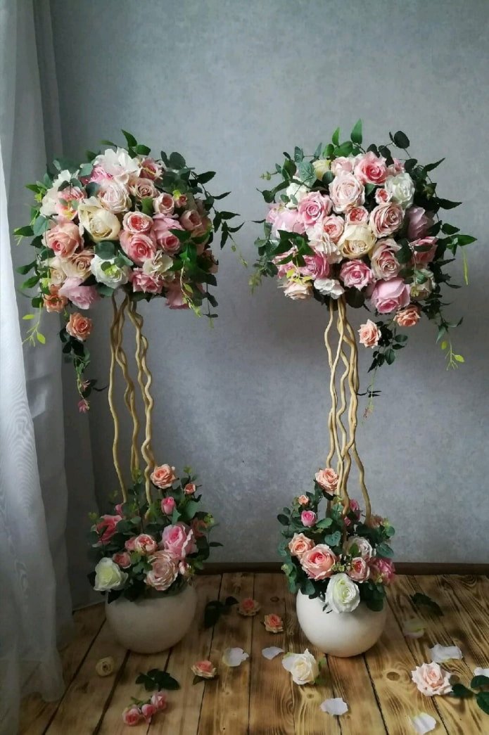 composizione di rose artificiali