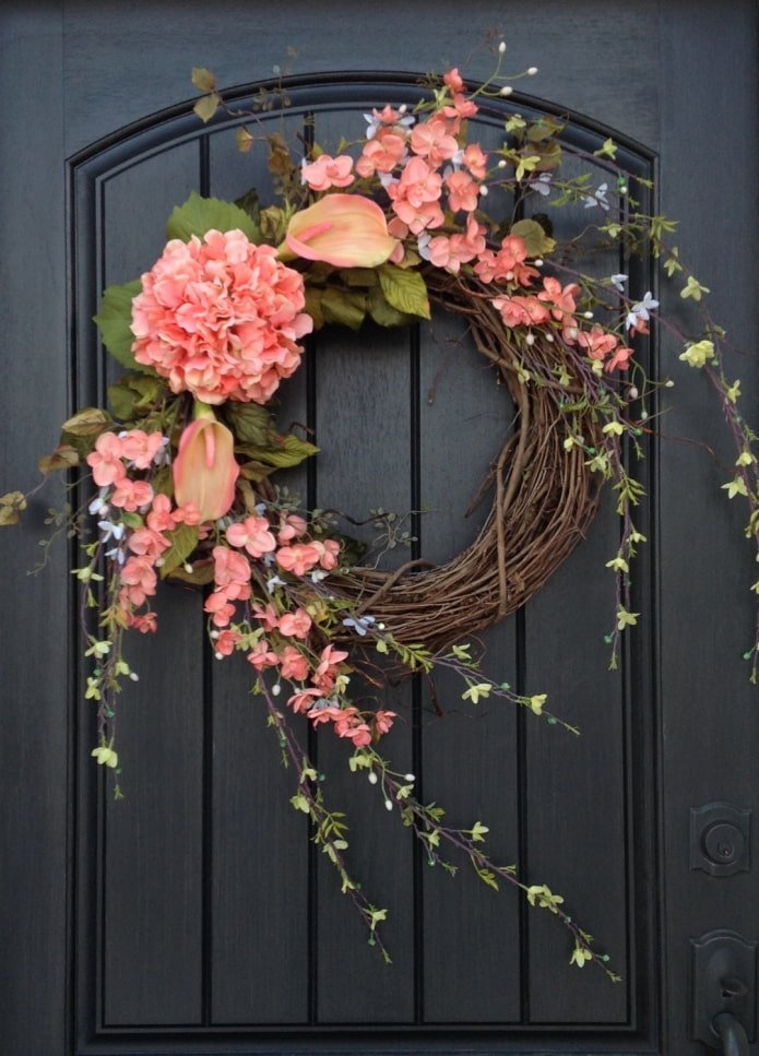 ghirlanda di fiori sulla porta