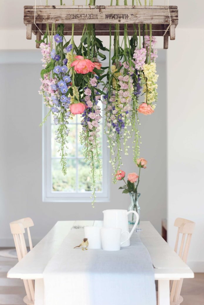fiori sopra il tavolo da pranzo