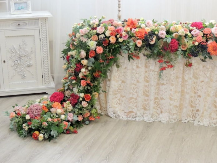 ghirlanda di fiori sul divano