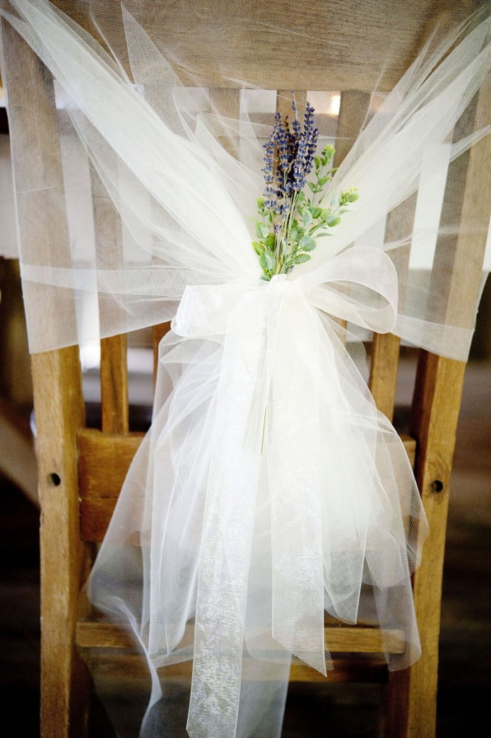 sedia con decorazione in tulle vecchio