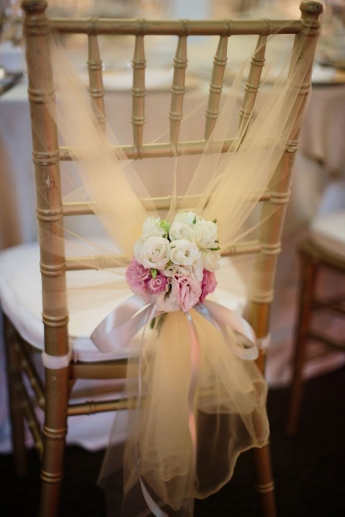 sedia con decorazione in tulle vecchio